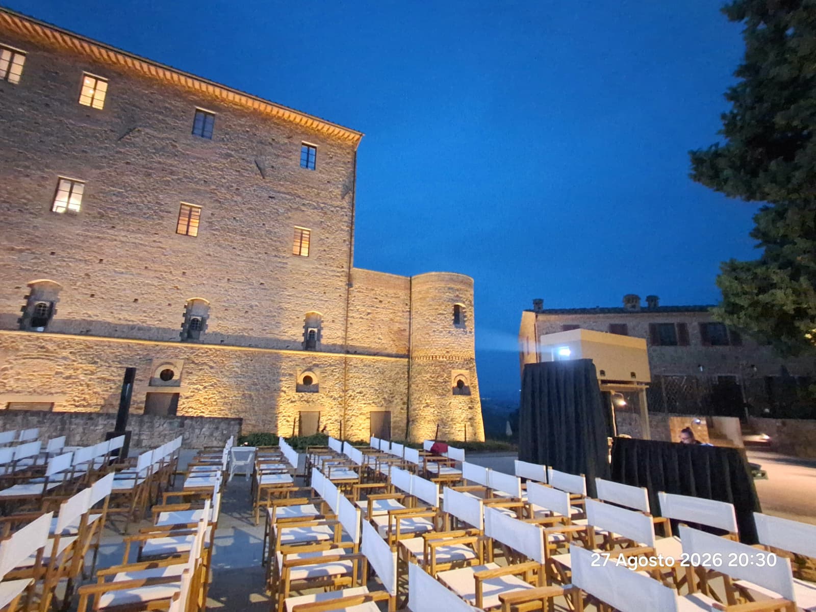 Proiezione serale sotto le mura · allestimento completo